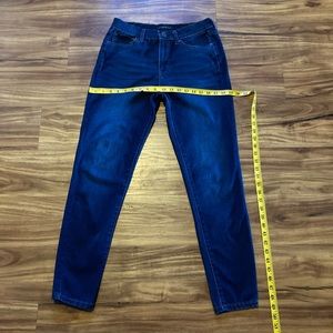 Woman’s straight leg blue jeans, 8 Regular